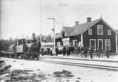 FJ 5
FJ ,Falkenbergs Järnväg
Station anlagd 1898, öppnad 25.11.1899, stationshus med en och en halv våning i trä. Nedklassad till hållplats och avbemannad 1.10.1934 och i samband med detta togs semaforen bort. 1955 återbemannades Mjöbäck och ljussignaler och växelförregling uppsattes. I maj 1959 blev Mjöbäck åter hållplats