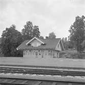 Stationen anlades 1895. Stationshuset , en och en halv våning i trä, restaurerades fullständigt 1949. Pressbyråkiosk