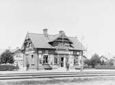 Stationen anlades 1899. Stationshuset tillbyggdes 1916 och vidare utbyggdes bangården samtidigt. Stationshus i en och en halv våning i trä, med två gavlar mitt på huset mot banan.