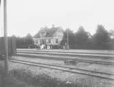 Station anlagd 1898-99. Stationshus i en och en halv våning i trä. Expeditionslokaler och bostadslägenhet renoverades 1944. Bangården har utökats i flera etapper.