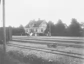 Station anlagd 1898-99. Stationshus i en och en halv våning i trä. Expeditionslokaler och bostadslägenhet renoverades 1944. Bangården har utökats i flera etapper.