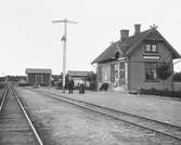 Trafikplats anlagd 1898-99. Stationshuset, envånings med två gavlar mot banan, tillbyggdes och renoverades 1942