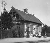 Trafikplats anlagd 1899. Stationshus i en och en halv våning i trä. 1937 företogs en utbyggnad för att skaffa plats för Pressbyråns kiosk och en bostadslägenhet.