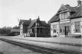 Trafikplats anlagd 1900. Stationshuset brann 1914 och stationen flyttades i samband därmed till dåvarande järnvägsrestaurangens lokaler. I nuvarande skick har stationen varit sedan 1922. En och en halv våning i trä. 1938 omändrades 2 kl väntsal till bostadslägenhet