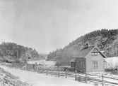 VGJ banvaktstuga.
VGJ ,Västergötland - Göteborgs Järnväg
En och en halvvånings stationshus i trä med två mindre gavlar mot banan. 1937-38 reparerades väntsal och expedition och utfördes en tillbyggnad för bostad.