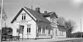 Trafikplats anlagd 1899. Stationshus i en och en halv våning i trä. 1937 företogs en utbyggnad för att skaffa plats för Pressbyråns kiosk och en bostadslägenhet