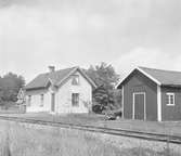 Hållplats anlagd 1917. Envånings reverterat stationshus.