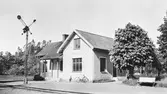 Hållplats anlagd 1917. Envånings reverterat stationshus i vinkel