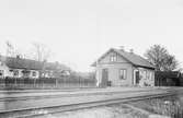 Trafikplats anlagd 1874. Stationshus i en våning i trä