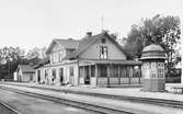Stationen anlades 1875. En- och en halv vånings stationshus i trä.