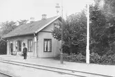 Vinninga , Stationen anlades 1874. Stationshuset, nu tvåvånings putsat, påbyggdes en våning 1920 och expeditionslokalen moderniserades 1940