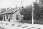 Vinninga , Stationen anlades 1874. Stationshuset, nu tvåvånings putsat, påbyggdes en våning 1920 och expeditionslokalen moderniserades 1940