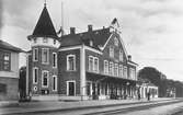 Stationen anlades 1873-74 av LSSJ. Det ursprungliga stationshuset ersattes 1899, i samband med VGJ anslutning, med en ny byggnad, två våningar och putsad. Denna byggnad utökades 1919, samt undergick 1942 omändring och modernisering.
LSSJ ,Lidköping - Skara - Stenstorps Järnväg