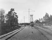 Skoghalls sågverks ellok 7. Nordmark-Klarälvens Järnväg, NKlJ persontåg i bakgrunden.