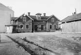 Stockholms Östra station.
Vallhallavägen 63.
Foto sommaren 1932, hyreshuset Vallhallavägen 63 nybyggt. Stationshuset revs på hösten, husen 65-71 byggdes först 1933-34.