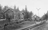 Ljusfors station med ankommande tåg. Stationen togs i bruk 1885.