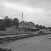 Stationshuset och ett rälsbusssläp.