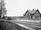 Ånglok tillhörande Jönköping - Gripenbergs Järnväg, JGJ lok 5 med tåg vid Vireda station.