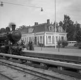 Bromölla station öppnad 1874. Nytt stationshus byggt 1908. På spåret står SJ L11 1563, före detta Karlskrona-Växjö Järnväg, CWJ lok 15, tillverkat 1908.