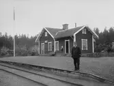 Stationsmästare August Holmér poserar vid stationen i Tegnaby.