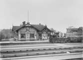 Ett ångtåg med ved på väg att passera Torsås station.