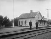 Stationsinspektor H. Nordvall vid Rottne station.