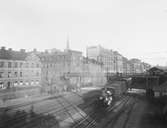 Statens Järnvägar, SJ U 594 med tåg vid Kungsgatans viadukt , gamla Kungsholmsbrogatan, söderut.