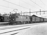 Statens Järnvägar, SJ Dg 123. Persontåg 1204 skall gå till Jönköping-Falköping. Efter loket DF05 2757, F1 25578 (modell 1915) och BC05 2406. Bakom dessa skall finnas KJ BC0 (Kalmar-Göteborg), C3 och C0.
På andra sidan plattformen står troligen snälltåg 18 då vagnen är en 
tysk resgodsvagn med stålkorg, Pw4ü28 eller 29.