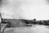 Statens Järnvägar, SJ blandat tåg på bron i Linköping.