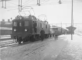 Statens Järnvägar, SJ Ds 136 med tåg.