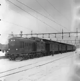 Statens Järnvägar, SJ T1 30 med tåg.