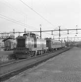 Olycka i Nässjö 1979. Statens Järnvägar, SJ T43 249 växlar personvagnar. Kranar i bakgrunden.