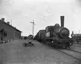 YEJ 1 med tåg i Borrby.
YEJ , Ystad - Eslövs Järnväg.