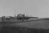 Lysekilsbanans invigning . Håbygård.
Hållplats anlagd 1913. En- och enhalvvånings station i trä