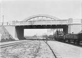 Blekinge Kustbanor, BKB-tåg under viadukten.