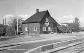 Station, anlagd 1911. Envånings stationshus byggt i trä, en gavel mot banan.