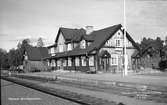 Stationen. Det tidigare stationshuset revs 1920 och en ny byggdes. Den restaurerades 1947.
