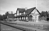 Stationen. Det tidigare stationshuset revs 1920 och en ny byggdes. Den restaurerades 1947.