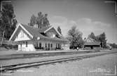 Stationen, anlagd 1895. Stationshuset , en och en halv våning i trä, restaurerades fullständigt 1949.