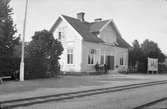 Stationen, anlagd 1899. Stationshus i en och en halv våning i trä.