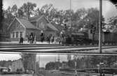 Stationen. Västergötland-Göteborgs Järnväg, VGJ ånglok 28 med tåg på ingående från Mariestad.