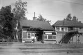 Stationen. Byggnaden till höger om stationshuset är ett ställverkshus.