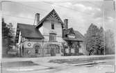 Stationen. Trafikplats anlagd 1900. Järnvägen elektrifierades 1934.