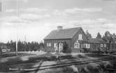 Station anlagd 1935. Envånings stationshus i trä, sammanbyggt i vinkel med godsmagasinet.