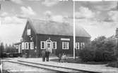 Stationen. Trafikplats anlagd 1919. Envånings stationshus i trä, sammanbyggt i vinkel med godsmagasinet