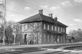 Stationen anlagd 1876. Stationshus av Boxholmsmodellen. Tvåvånings tegelbyggnad. Järnvägen elektrifierades 1937.