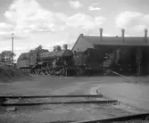 Statens Järnvägar, SJ B 1288, SJ K4 914 och SJ S10 1730 utanför lokstallet.