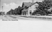Järnvägsstation i Emmaboda, anlagd 1874.
Vid järnvägsspåret mellan Karlskrona och Emmaboda.
Övergick till SJ 1941.
Denna bandel fick eldrift 1955