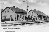 Järnvägsstation i Ervalla.
Stationshus anlagd 1856.
Nytt stationshus byggdes 1871, detta hus står kvar i dag.
Namnet på stationshuset före 1871 var Dylta.
Vid järnvägsspåret mellan Örebro och Frövi