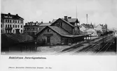 Centralstation i Eskilstuna.
Stationshuset i trä byggdes 1876, nytt stationshus i sten byggdes 1924.
Hållplatsen öppen för trafik 1876-10.01.
Vid järnvägsspåret mellan Kolbäck och Oxelösund.